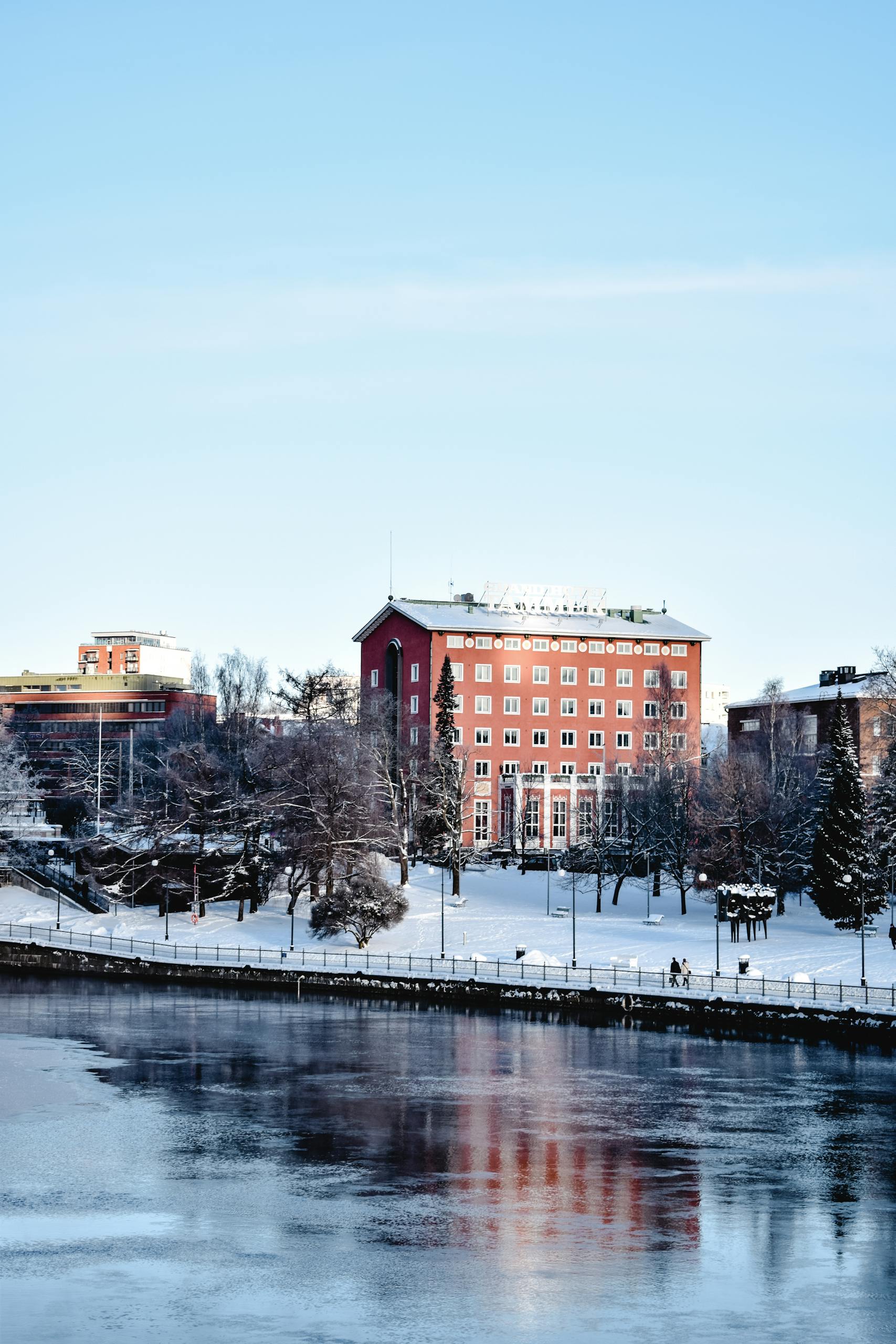 Pakukuljetus Tampere. Kuvassa näkyy Tampereen Tammer hotelli