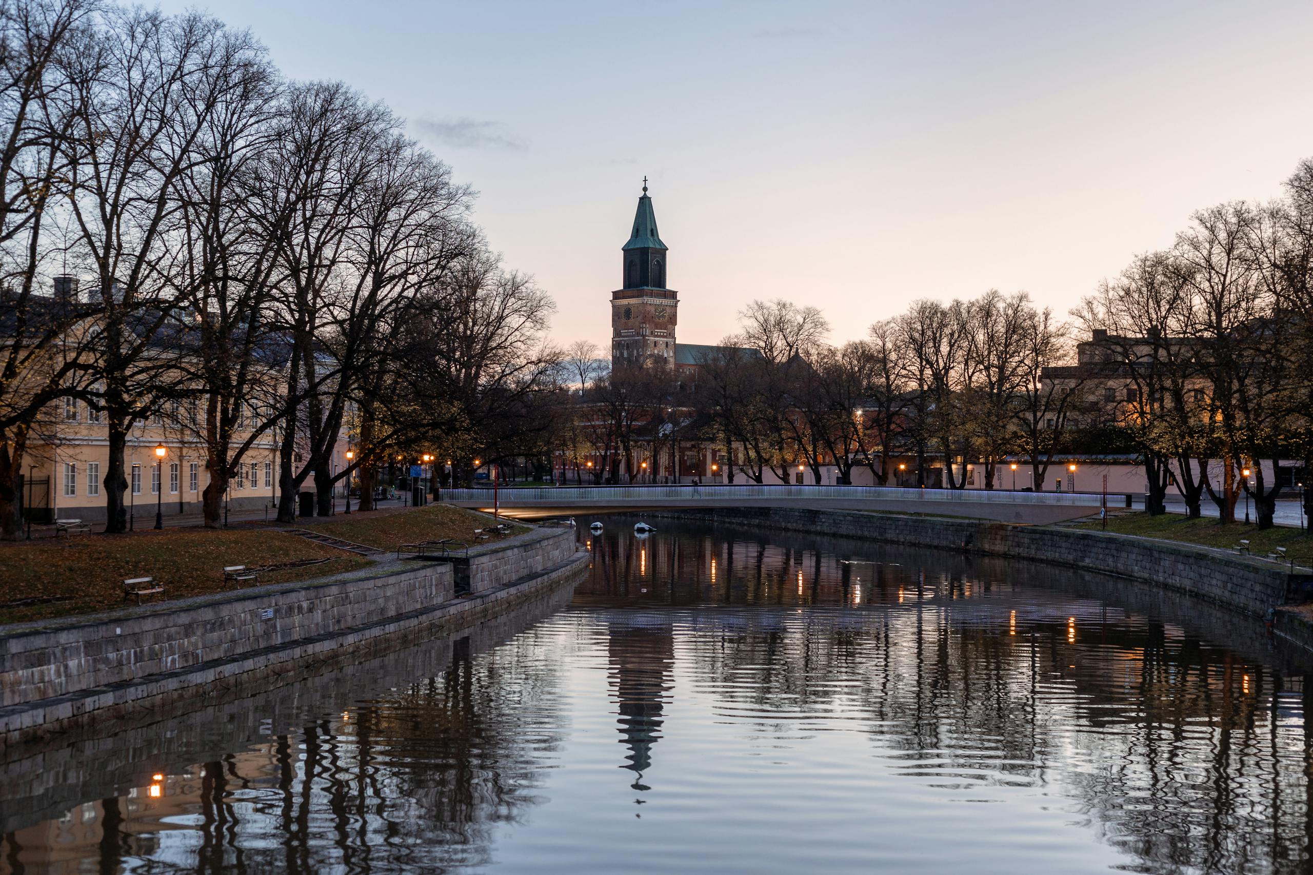 Pakukuljetus Turku. Kuvassa näkyy Aurajoki ja Turun tuomiokirkko